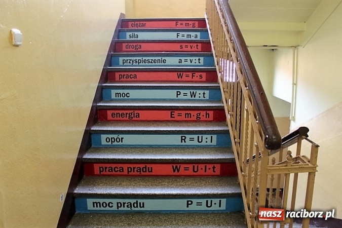 Zdjęcie w galerii na portalu naszraciborz.pl: Schody w Gimnazjum nr 5 zyskały nową funkcję  wiadomości z regionu