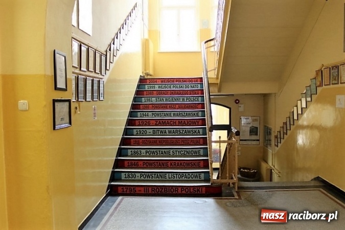 Zdjęcie w galerii na portalu naszraciborz.pl: Schody w Gimnazjum nr 5 zyskały nową funkcję  wiadomości z regionu