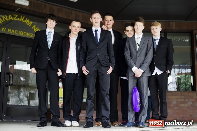 Zdjęcie w galerii na portalu naszraciborz.pl: Łatwy polski, trudna historia. Egzamin gimnazjalny w G2 im. Czesława Miłosza wiadomości z regionu
