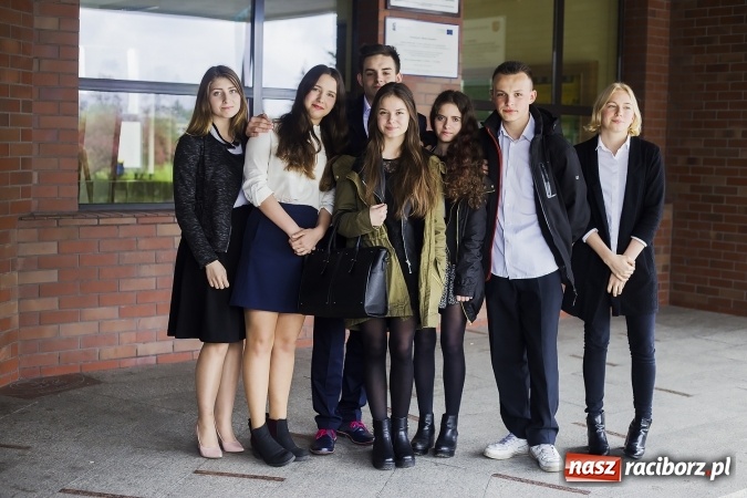 Zdjęcie w galerii na portalu naszraciborz.pl: Łatwy polski, trudna historia. Egzamin gimnazjalny w G2 im. Czesława Miłosza wiadomości z regionu