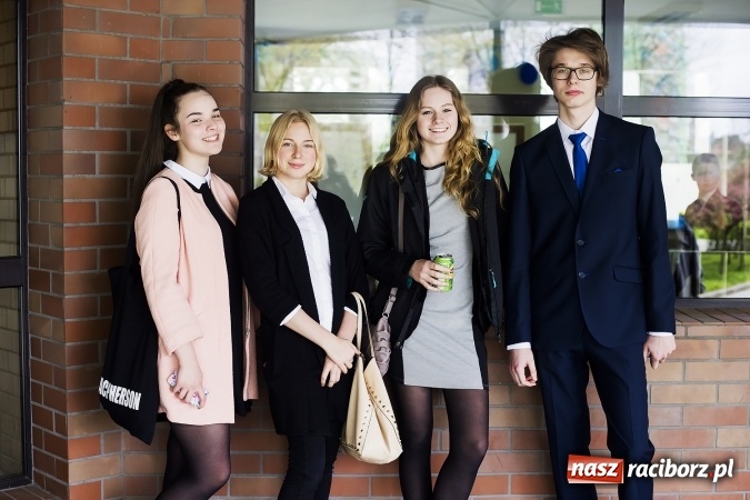 Zdjęcie w galerii na portalu naszraciborz.pl: Łatwy polski, trudna historia. Egzamin gimnazjalny w G2 im. Czesława Miłosza wiadomości z regionu