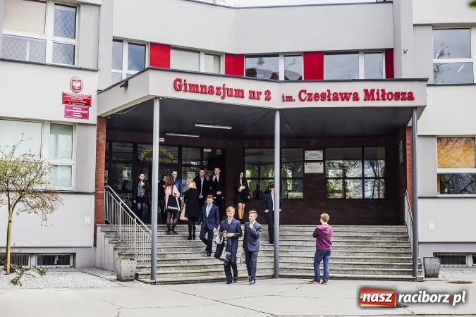 Zdjęcie w galerii na portalu naszraciborz.pl: Łatwy polski, trudna historia. Egzamin gimnazjalny w G2 im. Czesława Miłosza wiadomości z regionu