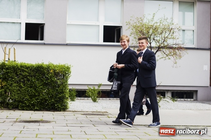 Zdjęcie w galerii na portalu naszraciborz.pl: Łatwy polski, trudna historia. Egzamin gimnazjalny w G2 im. Czesława Miłosza wiadomości z regionu