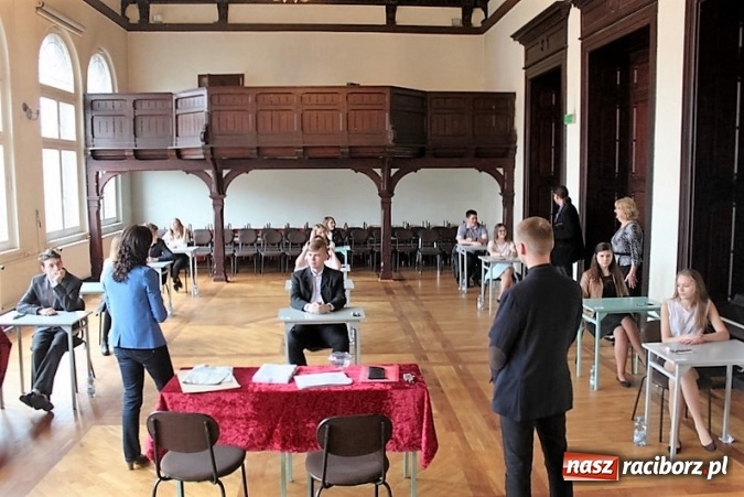 Zdjęcie w galerii na portalu naszraciborz.pl: Pierwszy dzień egzaminów w Gimnazjum nr 5  wiadomości z regionu
