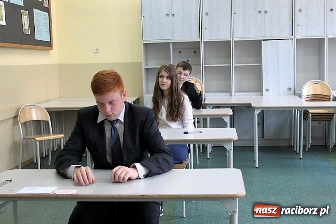 Zdjęcie w galerii na portalu naszraciborz.pl: Pierwszy dzień egzaminów w Gimnazjum nr 5  wiadomości z regionu