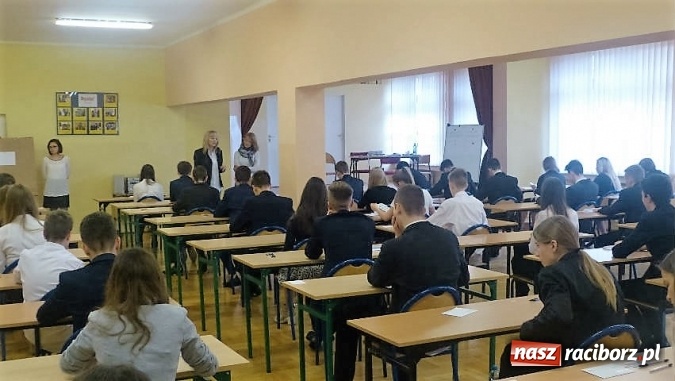 Zdjęcie w galerii na portalu naszraciborz.pl: Pierwszy dzień egzaminu gimnazjalnego w Gimnazjum nr 3 wiadomości z regionu