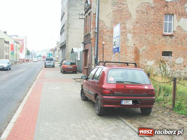 Zdjęcie w galerii na portalu naszraciborz.pl: Nowiutki chodnik to nie parking wiadomości z regionu