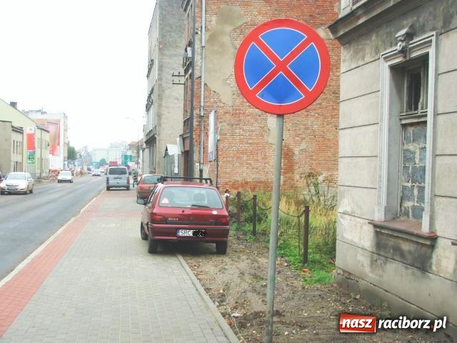 Zdjęcie w galerii na portalu naszraciborz.pl: Nowiutki chodnik to nie parking wiadomości z regionu