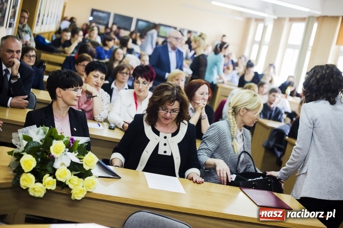 Zdjęcie w galerii na portalu naszraciborz.pl: Raciborski oddział Polskiego Towarzystwa Pedagogicznego ma już 35 lat. Jubileusz uczczono seminarium i pamiątkową tablicą wiadomości z regionu