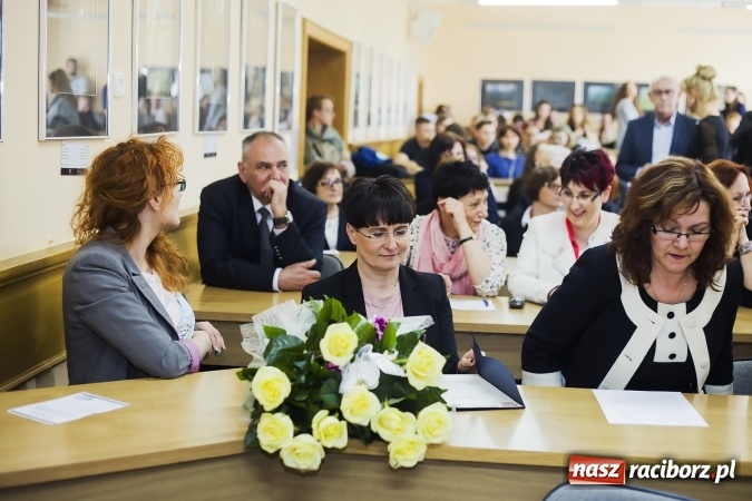 Zdjęcie w galerii na portalu naszraciborz.pl: Raciborski oddział Polskiego Towarzystwa Pedagogicznego ma już 35 lat. Jubileusz uczczono seminarium i pamiątkową tablicą wiadomości z regionu