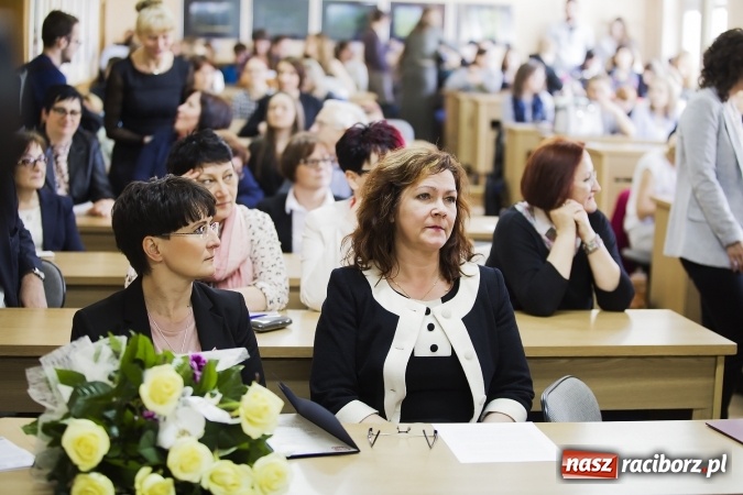 Zdjęcie w galerii na portalu naszraciborz.pl: Raciborski oddział Polskiego Towarzystwa Pedagogicznego ma już 35 lat. Jubileusz uczczono seminarium i pamiątkową tablicą wiadomości z regionu