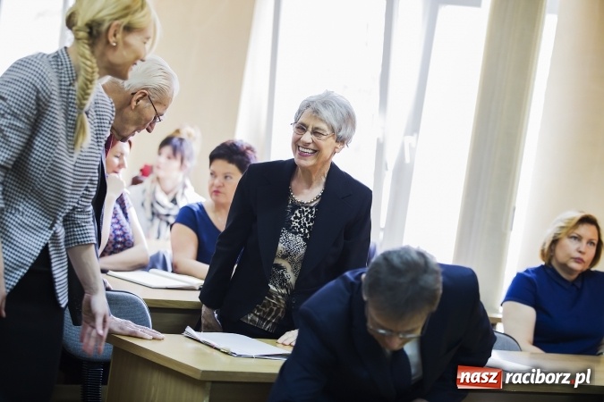 Zdjęcie w galerii na portalu naszraciborz.pl: Raciborski oddział Polskiego Towarzystwa Pedagogicznego ma już 35 lat. Jubileusz uczczono seminarium i pamiątkową tablicą wiadomości z regionu