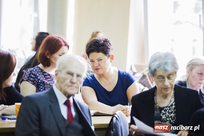Zdjęcie w galerii na portalu naszraciborz.pl: Raciborski oddział Polskiego Towarzystwa Pedagogicznego ma już 35 lat. Jubileusz uczczono seminarium i pamiątkową tablicą wiadomości z regionu