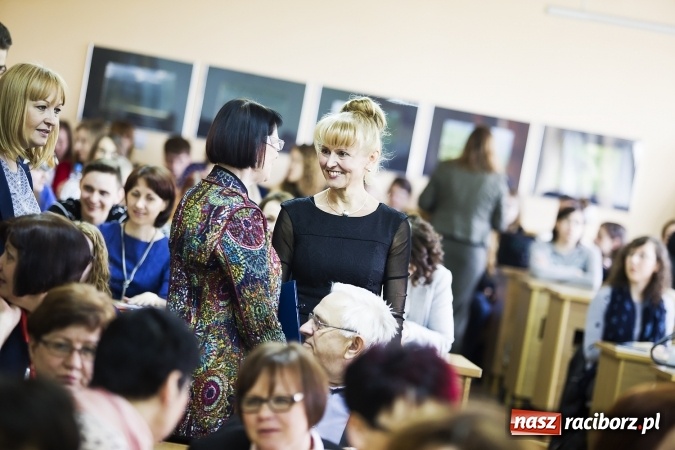 Zdjęcie w galerii na portalu naszraciborz.pl: Raciborski oddział Polskiego Towarzystwa Pedagogicznego ma już 35 lat. Jubileusz uczczono seminarium i pamiątkową tablicą wiadomości z regionu