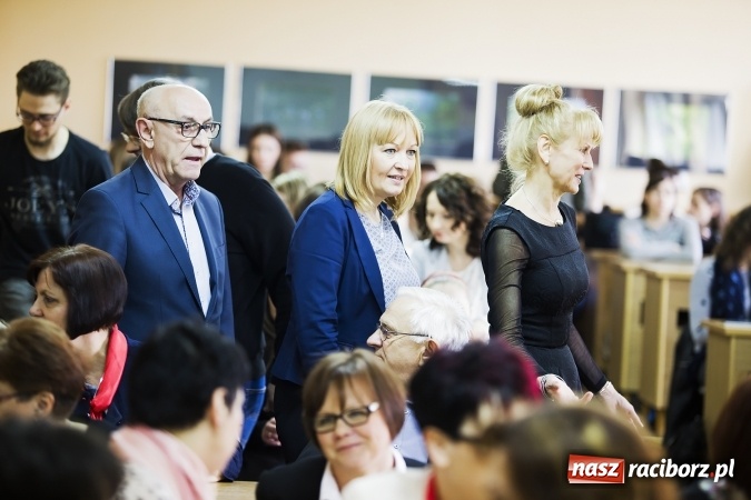 Zdjęcie w galerii na portalu naszraciborz.pl: Raciborski oddział Polskiego Towarzystwa Pedagogicznego ma już 35 lat. Jubileusz uczczono seminarium i pamiątkową tablicą wiadomości z regionu