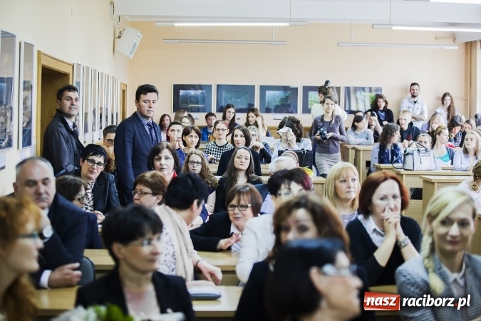 Zdjęcie w galerii na portalu naszraciborz.pl: Raciborski oddział Polskiego Towarzystwa Pedagogicznego ma już 35 lat. Jubileusz uczczono seminarium i pamiątkową tablicą wiadomości z regionu