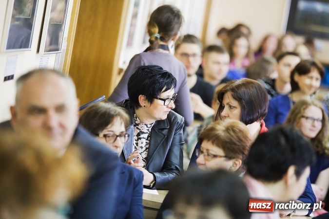 Zdjęcie w galerii na portalu naszraciborz.pl: Raciborski oddział Polskiego Towarzystwa Pedagogicznego ma już 35 lat. Jubileusz uczczono seminarium i pamiątkową tablicą wiadomości z regionu