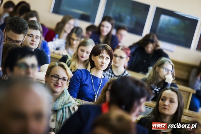 Zdjęcie w galerii na portalu naszraciborz.pl: Raciborski oddział Polskiego Towarzystwa Pedagogicznego ma już 35 lat. Jubileusz uczczono seminarium i pamiątkową tablicą wiadomości z regionu
