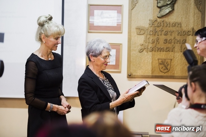 Zdjęcie w galerii na portalu naszraciborz.pl: Raciborski oddział Polskiego Towarzystwa Pedagogicznego ma już 35 lat. Jubileusz uczczono seminarium i pamiątkową tablicą wiadomości z regionu