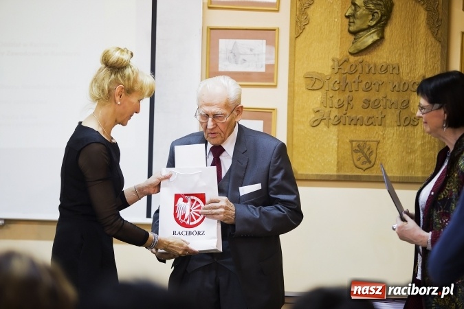 Zdjęcie w galerii na portalu naszraciborz.pl: Raciborski oddział Polskiego Towarzystwa Pedagogicznego ma już 35 lat. Jubileusz uczczono seminarium i pamiątkową tablicą wiadomości z regionu