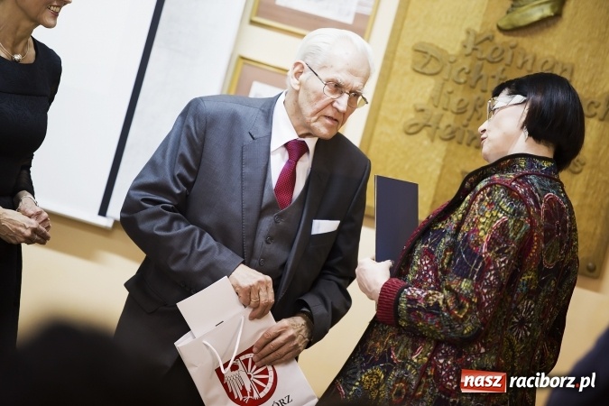 Zdjęcie w galerii na portalu naszraciborz.pl: Raciborski oddział Polskiego Towarzystwa Pedagogicznego ma już 35 lat. Jubileusz uczczono seminarium i pamiątkową tablicą wiadomości z regionu