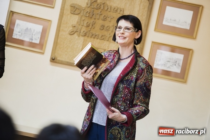 Zdjęcie w galerii na portalu naszraciborz.pl: Raciborski oddział Polskiego Towarzystwa Pedagogicznego ma już 35 lat. Jubileusz uczczono seminarium i pamiątkową tablicą wiadomości z regionu