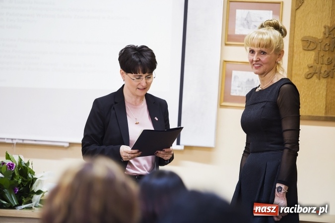 Zdjęcie w galerii na portalu naszraciborz.pl: Raciborski oddział Polskiego Towarzystwa Pedagogicznego ma już 35 lat. Jubileusz uczczono seminarium i pamiątkową tablicą wiadomości z regionu