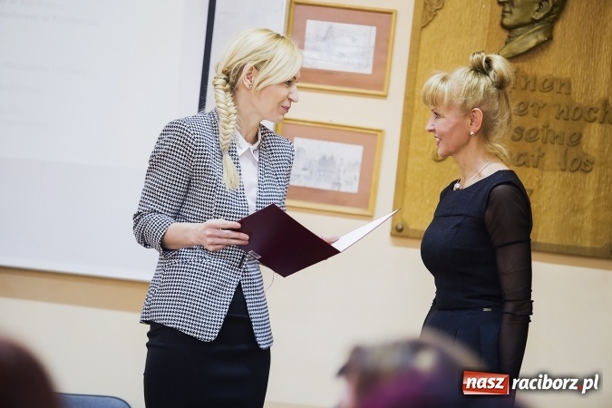 Zdjęcie w galerii na portalu naszraciborz.pl: Raciborski oddział Polskiego Towarzystwa Pedagogicznego ma już 35 lat. Jubileusz uczczono seminarium i pamiątkową tablicą wiadomości z regionu