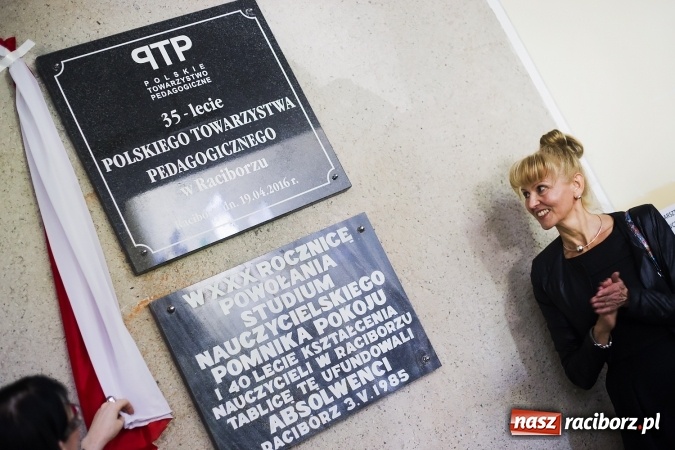 Zdjęcie w galerii na portalu naszraciborz.pl: Raciborski oddział Polskiego Towarzystwa Pedagogicznego ma już 35 lat. Jubileusz uczczono seminarium i pamiątkową tablicą wiadomości z regionu