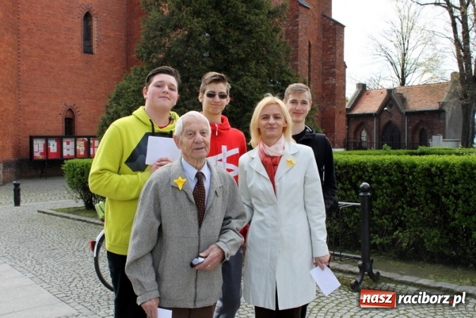 Zdjęcie w galerii na portalu naszraciborz.pl: Osiemnastu wolontariuszy z Gimnazjum nr 5 rozdawało żonkile  wiadomości z regionu