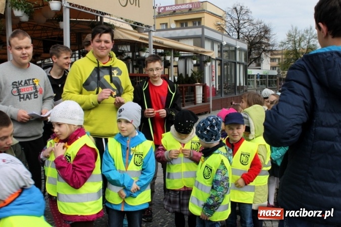 Zdjęcie w galerii na portalu naszraciborz.pl: Osiemnastu wolontariuszy z Gimnazjum nr 5 rozdawało żonkile  wiadomości z regionu