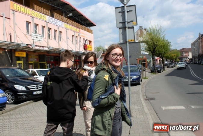 Zdjęcie w galerii na portalu naszraciborz.pl: Osiemnastu wolontariuszy z Gimnazjum nr 5 rozdawało żonkile  wiadomości z regionu