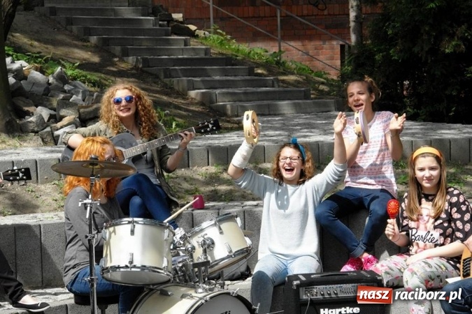 Zdjęcie w galerii na portalu naszraciborz.pl: Sport, nauka na coraz wyższym poziomie i współpraca ze służbami mundurowymi, czyli nowa oferta SMS-u wiadomości z regionu