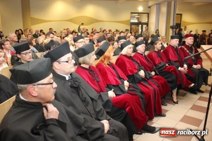 Zdjęcie w galerii na portalu naszraciborz.pl: Gala wręczenia dyplomów absolwentom studiów WSB  wiadomości z regionu