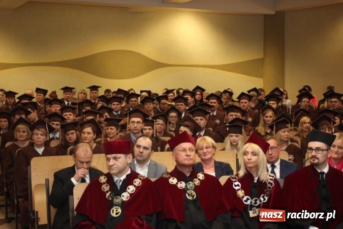 Zdjęcie w galerii na portalu naszraciborz.pl: Gala wręczenia dyplomów absolwentom studiów WSB  wiadomości z regionu