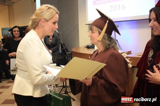 Zdjęcie w galerii na portalu naszraciborz.pl: Gala wręczenia dyplomów absolwentom studiów WSB  wiadomości z regionu