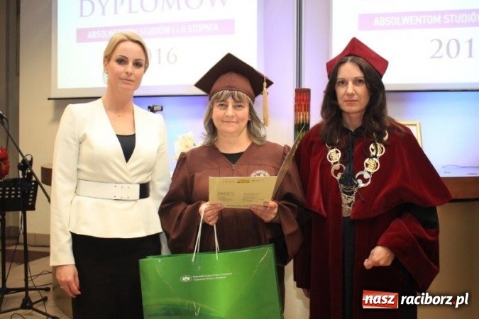 Zdjęcie w galerii na portalu naszraciborz.pl: Gala wręczenia dyplomów absolwentom studiów WSB  wiadomości z regionu