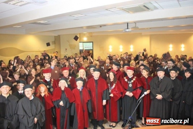 Zdjęcie w galerii na portalu naszraciborz.pl: Gala wręczenia dyplomów absolwentom studiów WSB  wiadomości z regionu