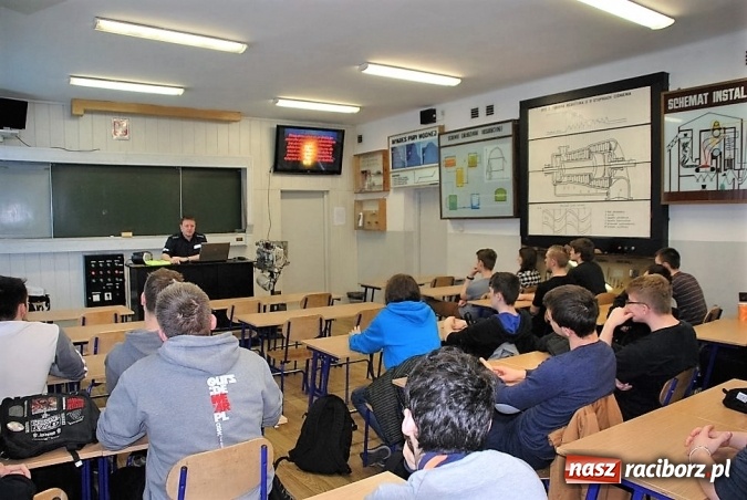 Zdjęcie w galerii na portalu naszraciborz.pl: Z młodym kierowcą w drodze po doświadczenie - policjanci spotkali się z uczniami Mechanika wiadomości z regionu