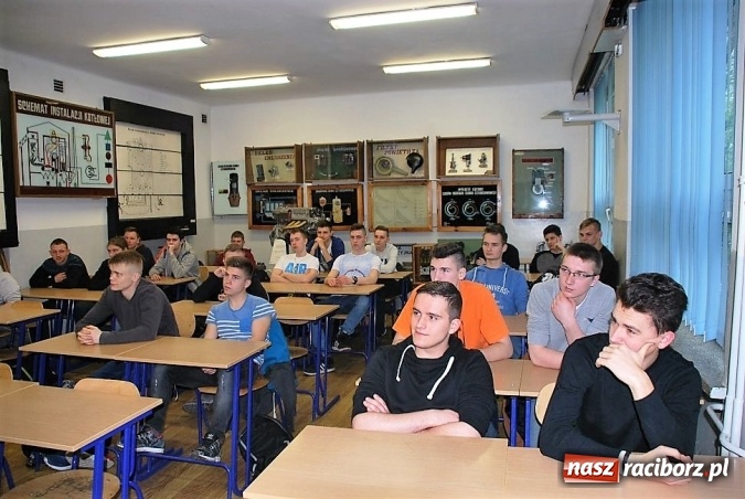 Zdjęcie w galerii na portalu naszraciborz.pl: Z młodym kierowcą w drodze po doświadczenie - policjanci spotkali się z uczniami Mechanika wiadomości z regionu