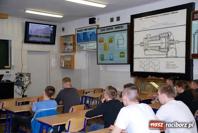 Zdjęcie w galerii na portalu naszraciborz.pl: Z młodym kierowcą w drodze po doświadczenie - policjanci spotkali się z uczniami Mechanika wiadomości z regionu