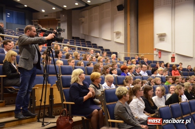 Zdjęcie w galerii na portalu naszraciborz.pl: Wręczono dyplomy laureatom konkursu na utworzenie ekopracowni wiadomości z regionu