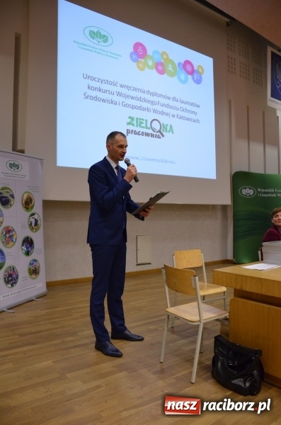 Zdjęcie w galerii na portalu naszraciborz.pl: Wręczono dyplomy laureatom konkursu na utworzenie ekopracowni wiadomości z regionu