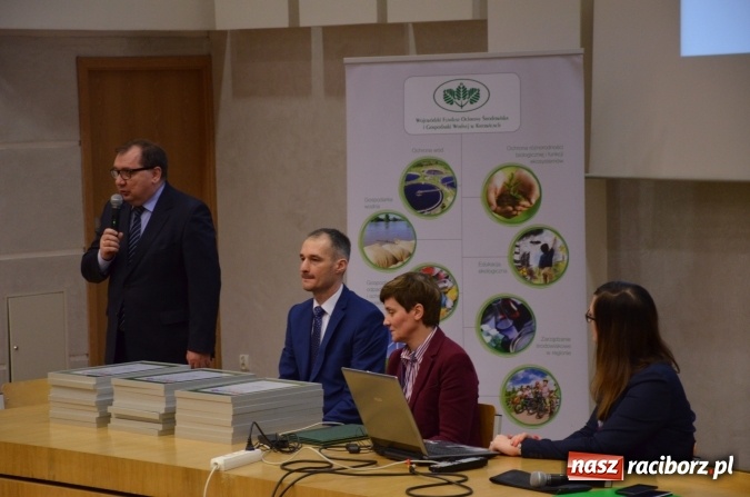 Zdjęcie w galerii na portalu naszraciborz.pl: Wręczono dyplomy laureatom konkursu na utworzenie ekopracowni wiadomości z regionu