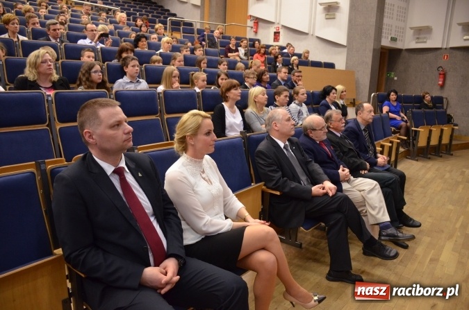 Zdjęcie w galerii na portalu naszraciborz.pl: Wręczono dyplomy laureatom konkursu na utworzenie ekopracowni wiadomości z regionu