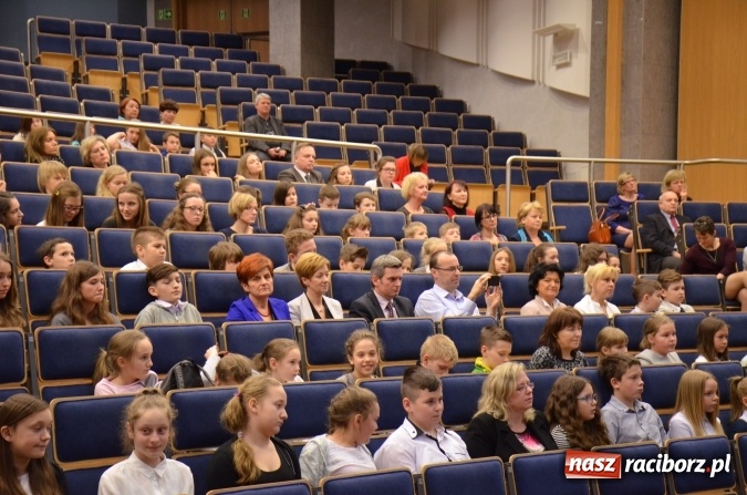 Zdjęcie w galerii na portalu naszraciborz.pl: Wręczono dyplomy laureatom konkursu na utworzenie ekopracowni wiadomości z regionu