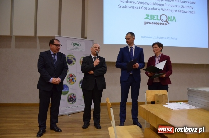 Zdjęcie w galerii na portalu naszraciborz.pl: Wręczono dyplomy laureatom konkursu na utworzenie ekopracowni wiadomości z regionu