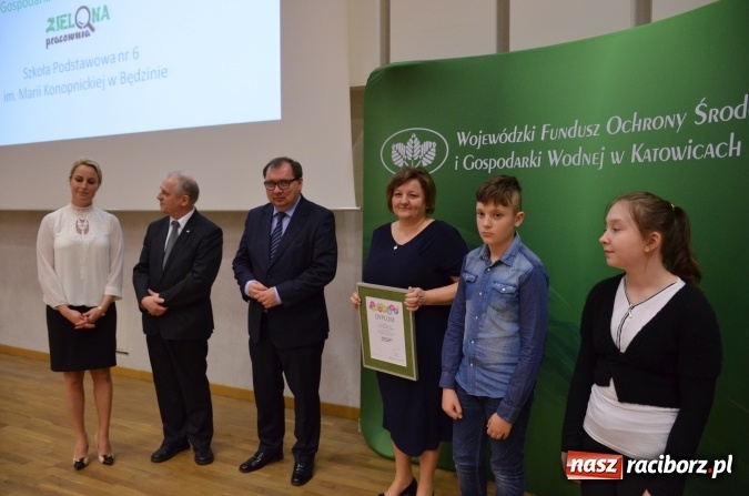 Zdjęcie w galerii na portalu naszraciborz.pl: Wręczono dyplomy laureatom konkursu na utworzenie ekopracowni wiadomości z regionu