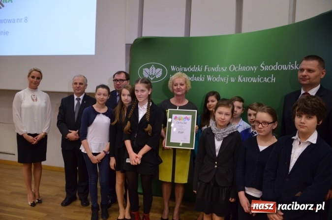 Zdjęcie w galerii na portalu naszraciborz.pl: Wręczono dyplomy laureatom konkursu na utworzenie ekopracowni wiadomości z regionu