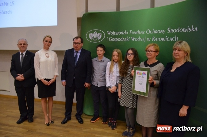 Zdjęcie w galerii na portalu naszraciborz.pl: Wręczono dyplomy laureatom konkursu na utworzenie ekopracowni wiadomości z regionu